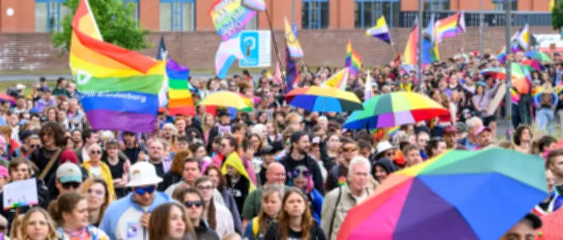 CSD in Eberswalde mit rechtem Gegenprotest unter Polizeischutz