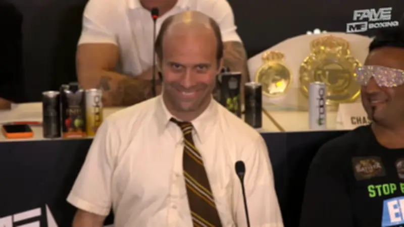 „Dad“ Nathan Barnatt: Gaga-Auftritt bei Pressekonferenz in Leverkusen