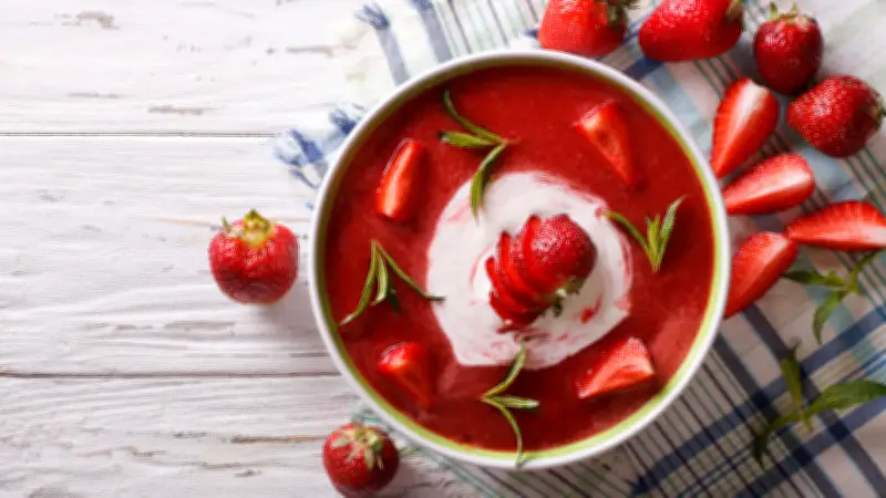 DDR-Erdbeersuppe: Kühlendes Dessert aus Omas Küche
