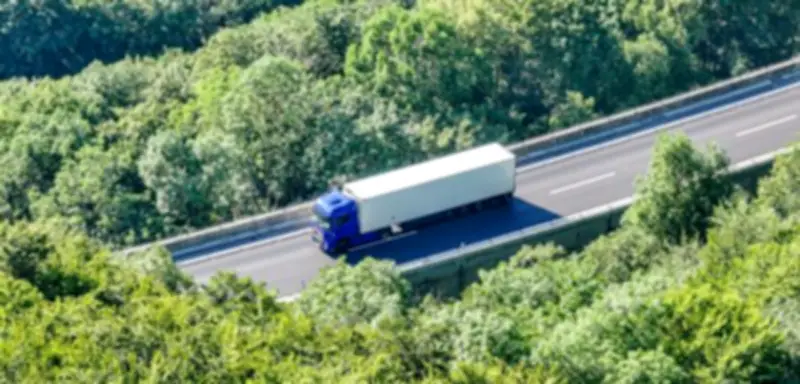 Defekter Lkw mit explosivem Peroxid legt A8 lahm – Evakuierungen laufen