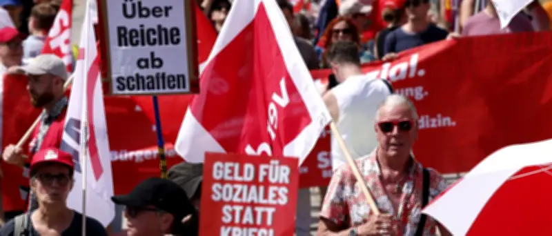 Demo trotz Hitze: Hunderte protestieren gegen Sozialreformen