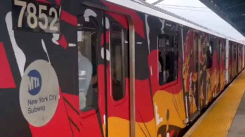 Deutsche Bahn fährt mit schwarz-rot-goldenem Zug durch New York