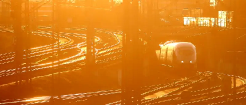 Deutsche Bahn warnt vor Hitzestörungen und verteilt Wasser