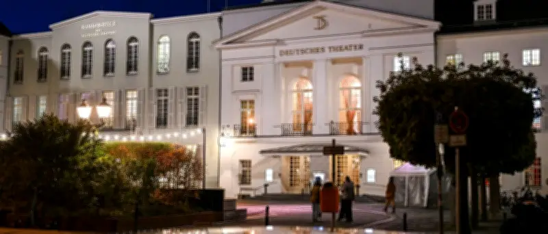 Deutsches Theater eröffnet Open-Air-Bühne mit Wal-Satire
