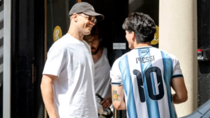 DFB-Stars am freien Tag: Neuer trifft Messi-Fan, fünf Spieler golfen