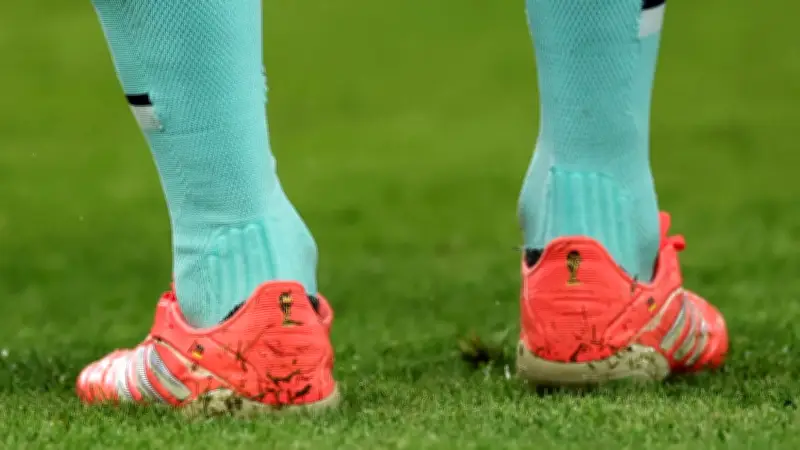 DFB-Stars tragen WM-Pokal auf den Schuhen: Einheitslook in Pink gegen Finnland