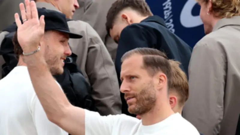 DFB-Torwart Oliver Baumann liest während der WM dieses Buch