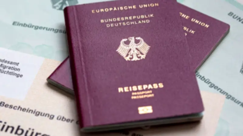 Doppelpass: Fast alle Neubürger behalten alte Staatsbürgerschaft