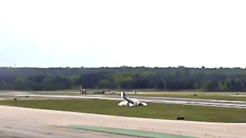Drama am US-Flughafen: Kleinflugzeug stürzt nach Durchstarten ab