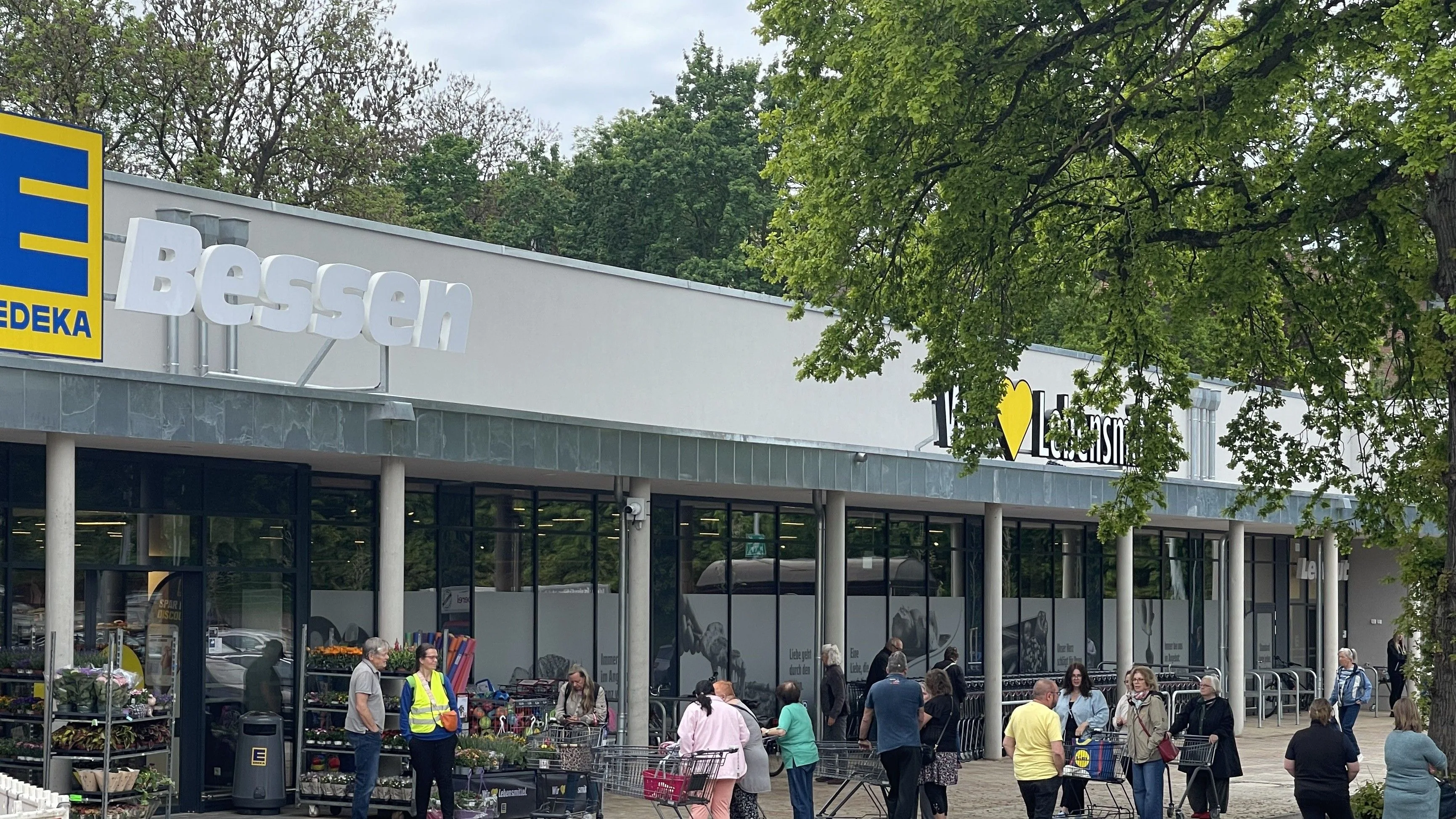 Neuer Edeka-Markt in Feldberg begeistert Kunden bei Eröffnung