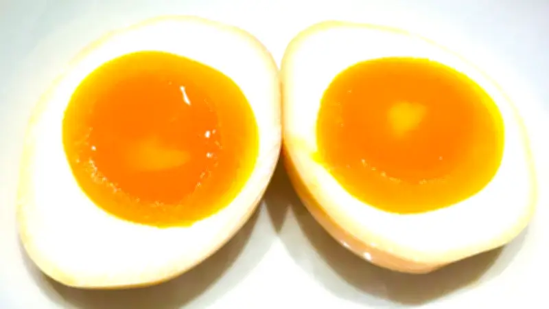 Eier mit Öl als „Natural Wegovy“? Experten warnen vor Hype
