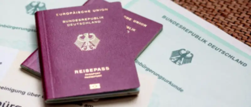 Einbürgerungen in Deutschland erreichen 2025 neuen Rekordwert