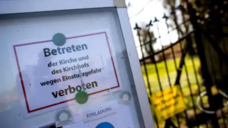 Einsturzgefährdeter Kirchturm: B104 bei Papendorf gesperrt