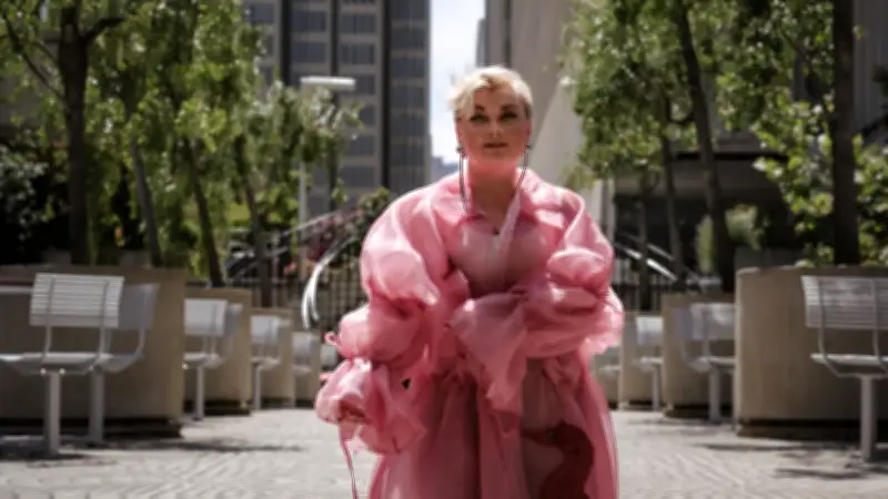 ela. veröffentlicht neues Album „Pinke Plüschjacke“ und startet Charity-Auktion