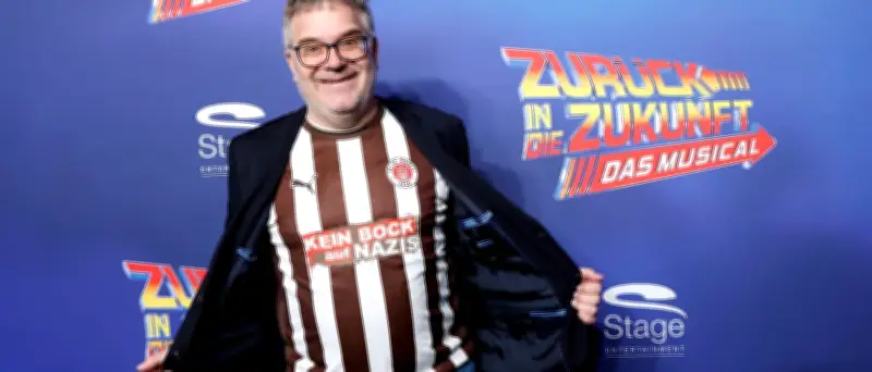 Elton spielt Schulleiter im Musical „Zurück in die Zukunft“ in Hamburg
