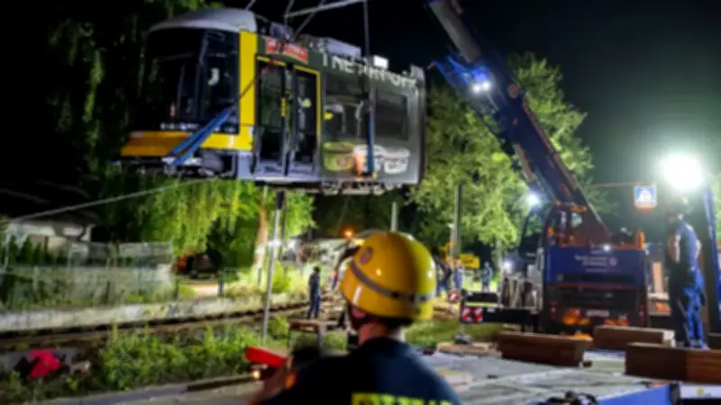 Entgleiste Straßenbahn in Berlin-Lichtenberg abtransportiert – Reparatur läuft