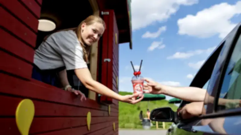 Erdbeer-Drive-in im Emsland: Tiktok-Hype sorgt für Stau
