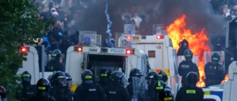 Erneute ausländerfeindliche Proteste in Nordirland: Wasserwerfer im Einsatz