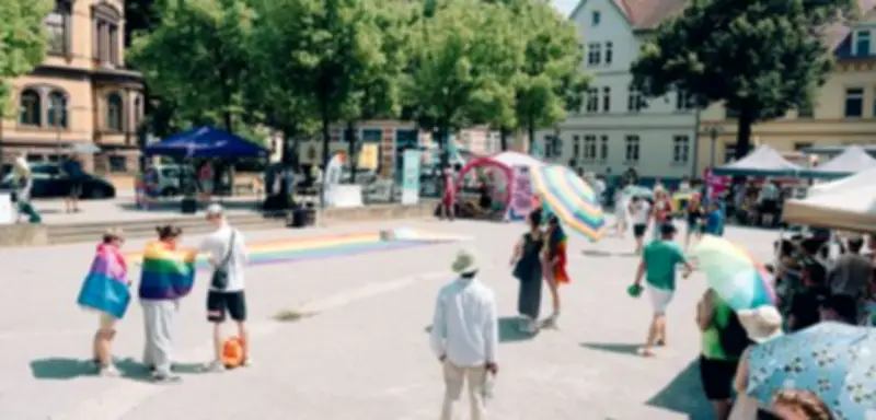 Erster CSD in Sangerhausen trotz Nazi-Protesten und Schmiererei
