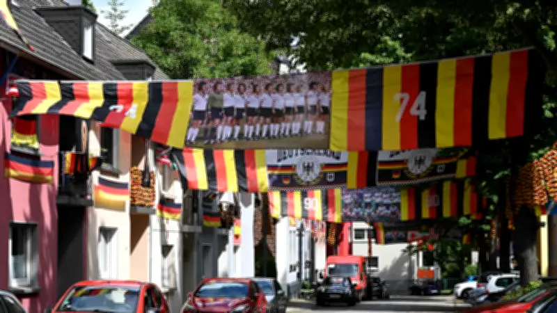 Essen: Superfan Achim schmückt Straße mit 500 Flaggen zur WM