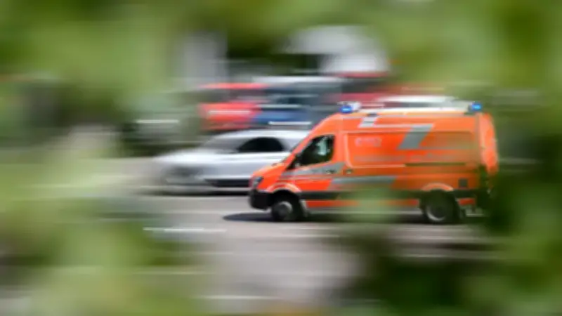 Esslingen: Auto erfasst Fußgängerin auf Gehweg – 54-Jährige schwer verletzt
