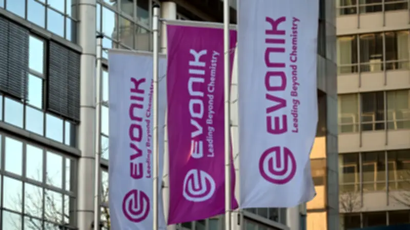 Evonik hebt Prognose an, H&M enttäuscht, Brenntag profitiert von Hormus-Krise