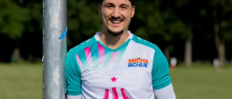 Ex-Fußballer Micha Schue: Vom Platz auf die Ballermann-Bühne