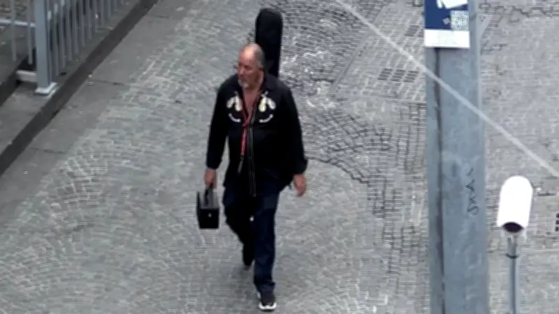 Ex-Sparkassenchef stirbt nach Raubüberfall in Parkhaus – Polizei fahndet mit Überwachungsvideo