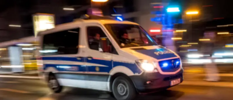 Explosion vor Geschäft in Berlin-Wedding: Fassade und Autos beschädigt