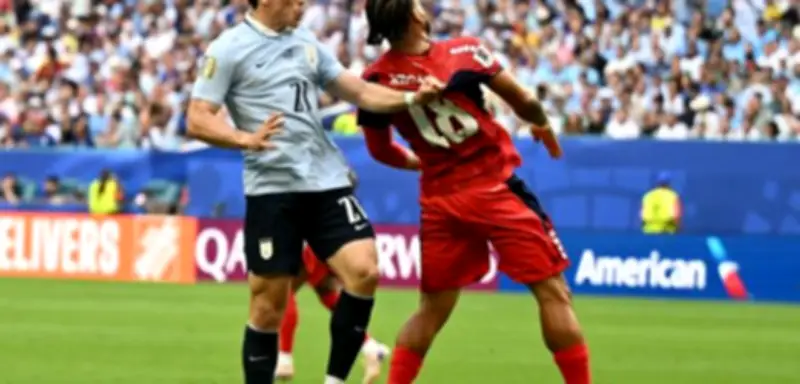 Fairplay-Kontroverse bei WM: Uruguayer hilft Gegner, lässt ihn dann liegen