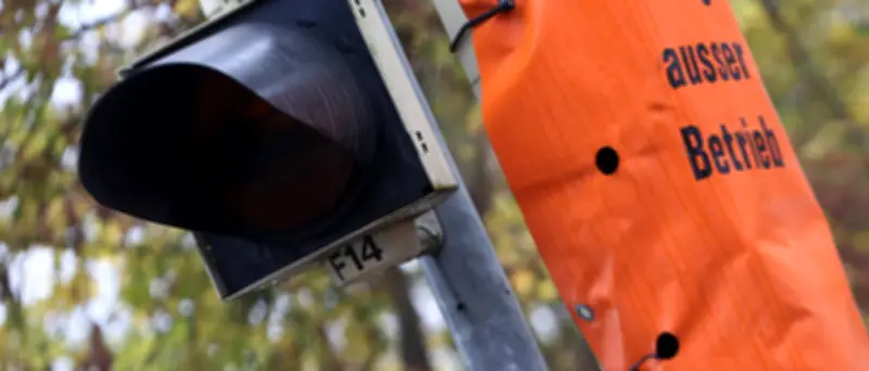 Faktencheck: Geschmolzene Ampel in Berlin stammt nicht von Hitze-Wochenende