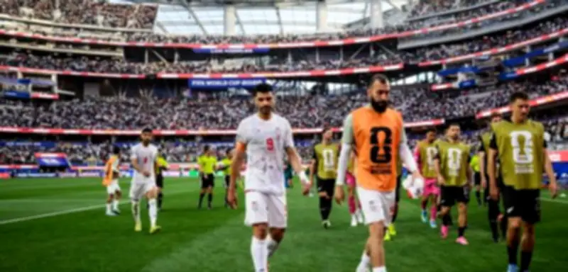 Fanproteste beim Iran-Spiel: „Schämt euch!“ – Fifa-Trennung von Sport und Politik scheitert