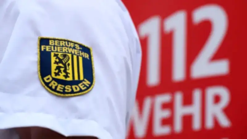 Feuerwehr rettet Turmfalken von Kirchendach in Dresden
