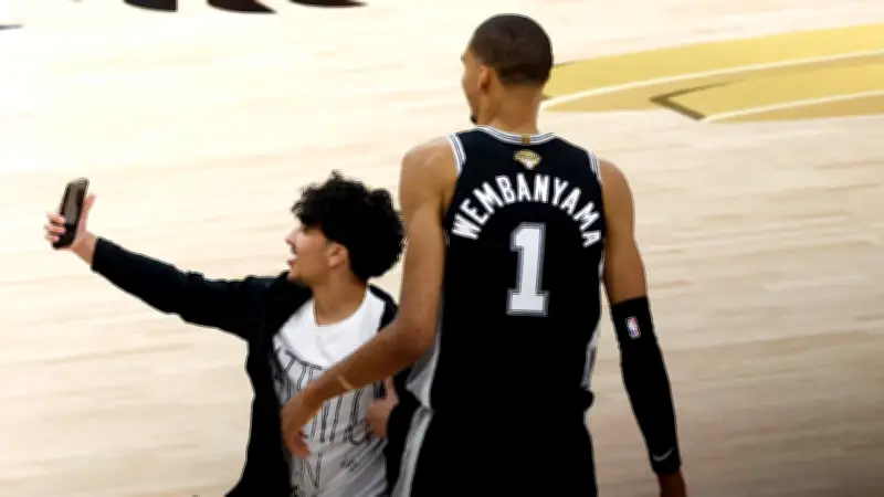 Flitzer sorgt für Aufregung im NBA-Finale: Selfie mit Wembanyama