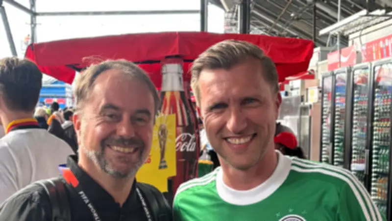 Frankfurt-Boss Krösche trägt Schweinsteiger-Trikot bei WM-Spiel