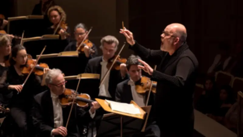 François-Xavier Roth dirigiert Ekstase und Virtuosität bei der Staatskapelle