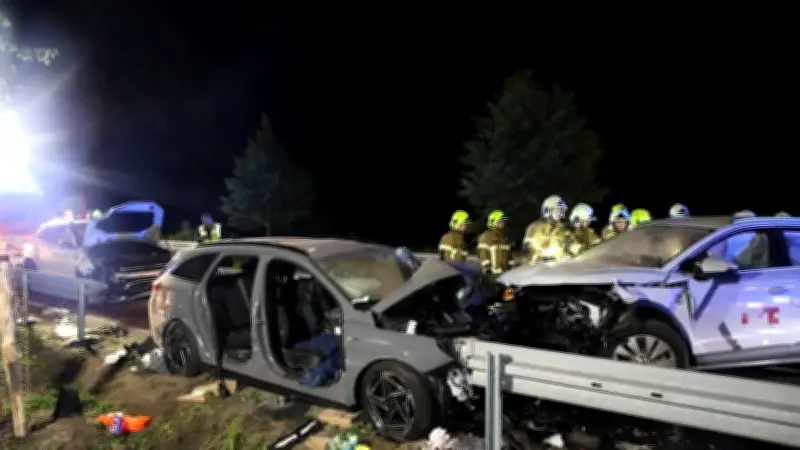 Frontalcrash in Teltow-Fläming: Sechs Verletzte bei Unfall mit drei Autos