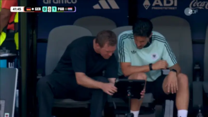 Frust-Explosion: Nagelsmann tobt vor seinem iPad