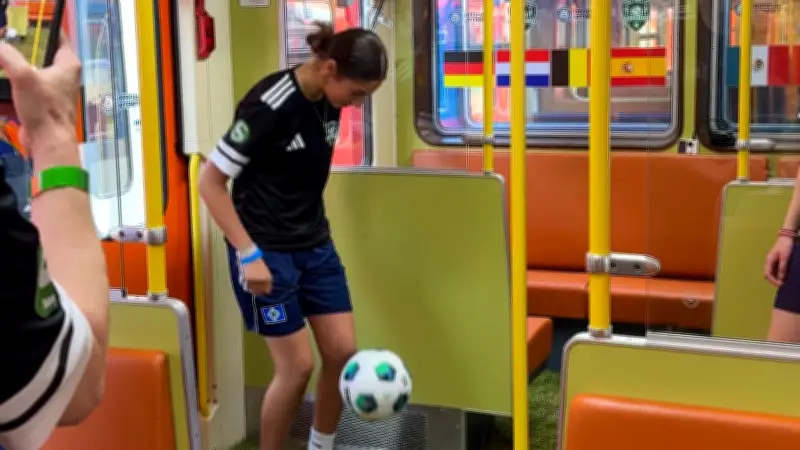 Fußball-Weltrekord in Hamburger S-Bahn: Jonglier-Staffel gelingt