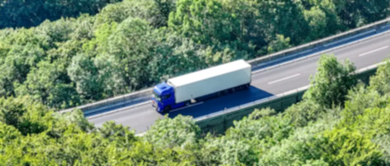 Gefahrgut-Lkw auf A8: Sperrung, Evakuierungen und zehn Kilometer Stau