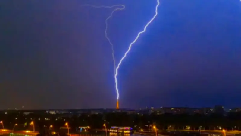 Gewitter bringt Abkühlung: Blitz trifft Eiffelturm in Paris