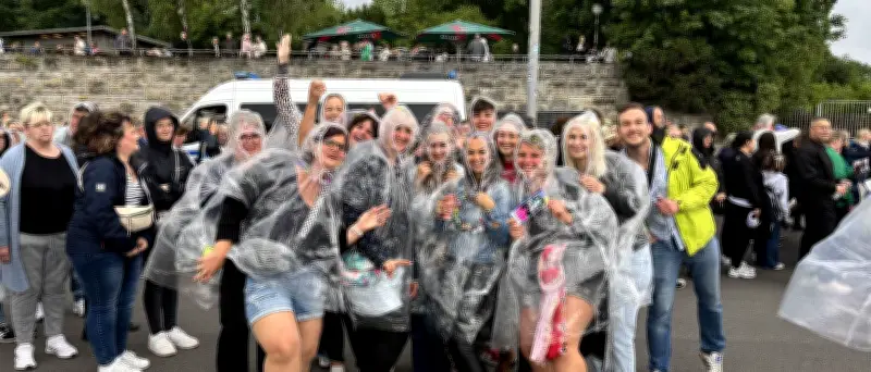 Glitzer, Ponchos und gute Freundinnen beim Helene-Fischer-Konzert in Berlin