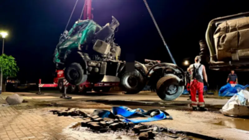 Güllelaster-Unfall auf B107: Fahrer schwer verletzt, Anwohner fordern Maßnahmen