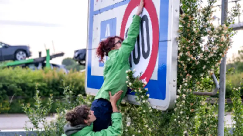 Greenpeace klebt Tempo-100-Schilder auf Autobahnen