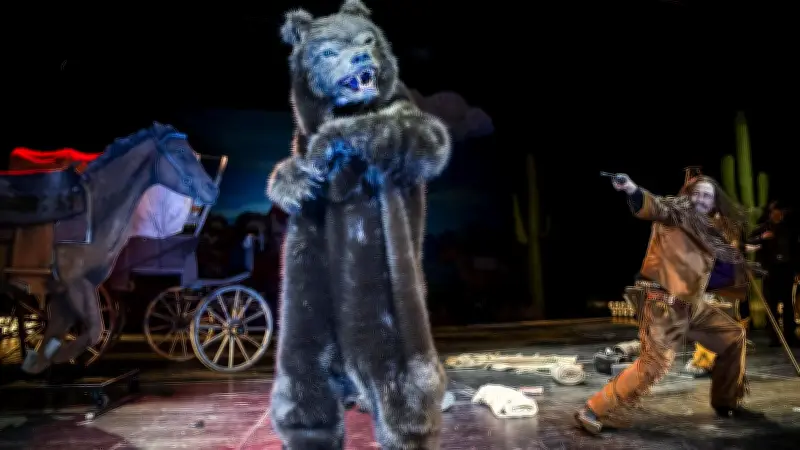 Grizzlybär im Deutschen Theater: Winnetou kehrt zurück