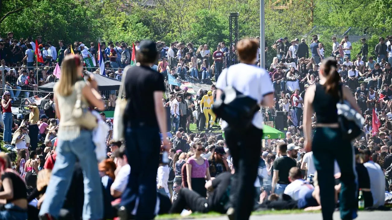 1. Mai: Görlitzer Bahnhof in Kreuzberg wegen Überfüllung geschlossen