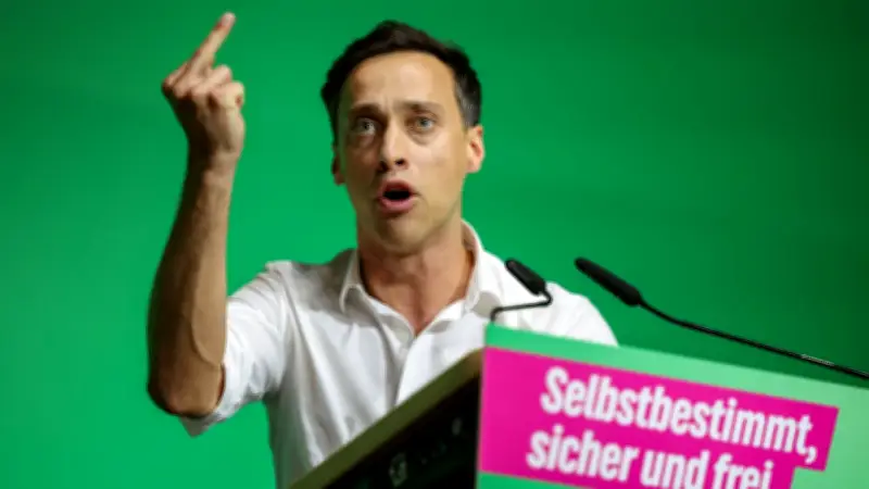 Grünen-Chef Achtermeyer zeigt Mittelfinger und wird wiedergewählt