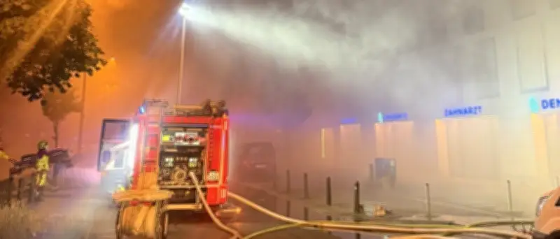 Großbrand in Berlin-Reinickendorf: 40 Kubikmeter Sperrmüll in Flammen