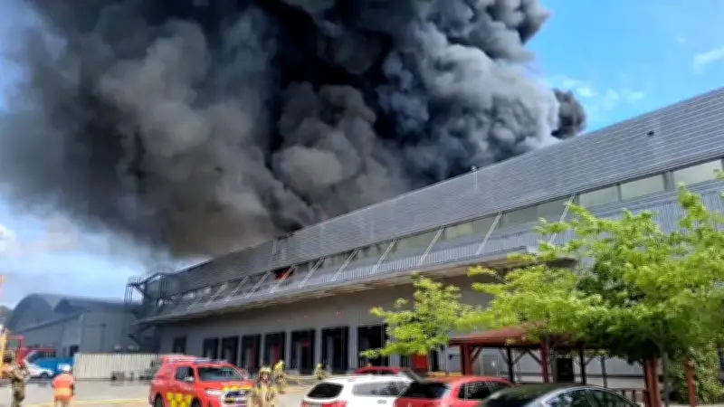 Großbrand in Honda-Fabrik bei Barcelona: Rauchwolke über Stadt