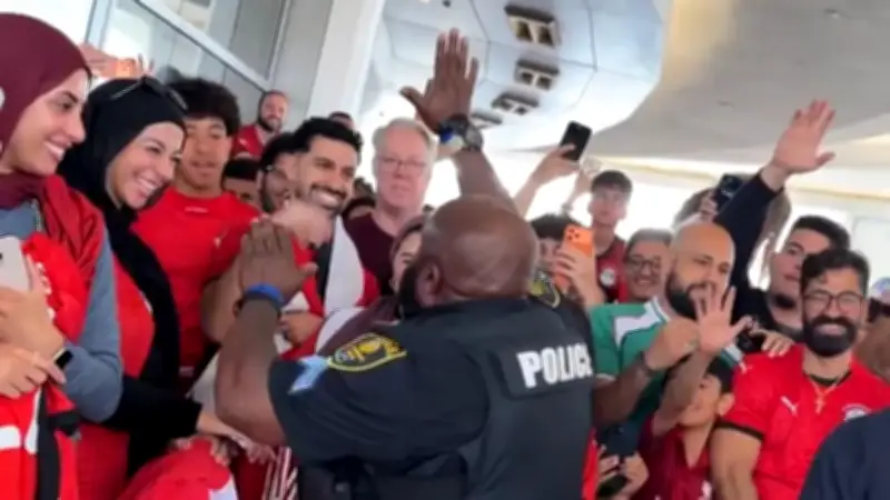 Ägypten-Fans feiern WM-Party vor dem Hotel und stecken Polizei an